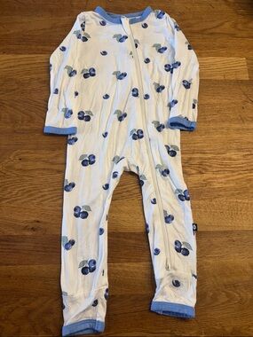 Kyte BABY Bamboo Sleeper in white and blue blueberry print.